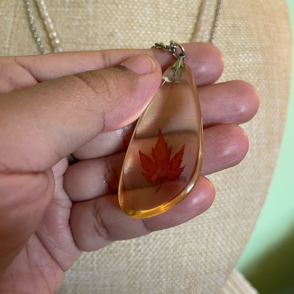 2 Elegant Gold and Red Leaf Pendant Necklaces - Picture 5 of 8